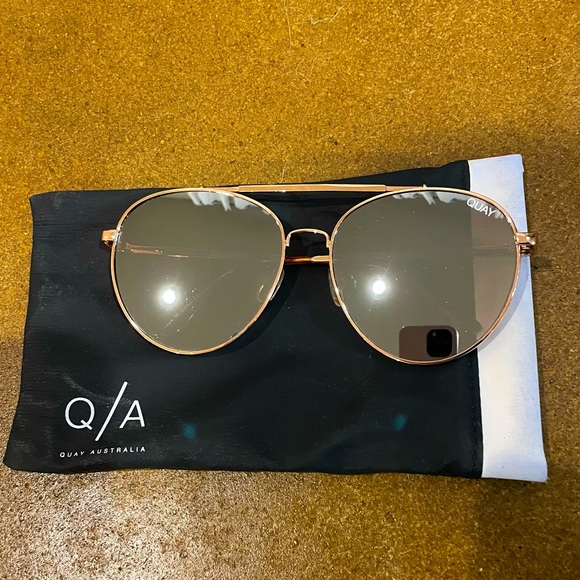 QUAY AUSTRALIA Mirrored Sunglasses - Picture 1 of 3